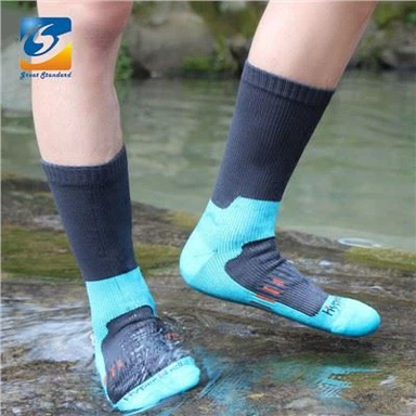 الجوارب للماء في الهواء الطلق